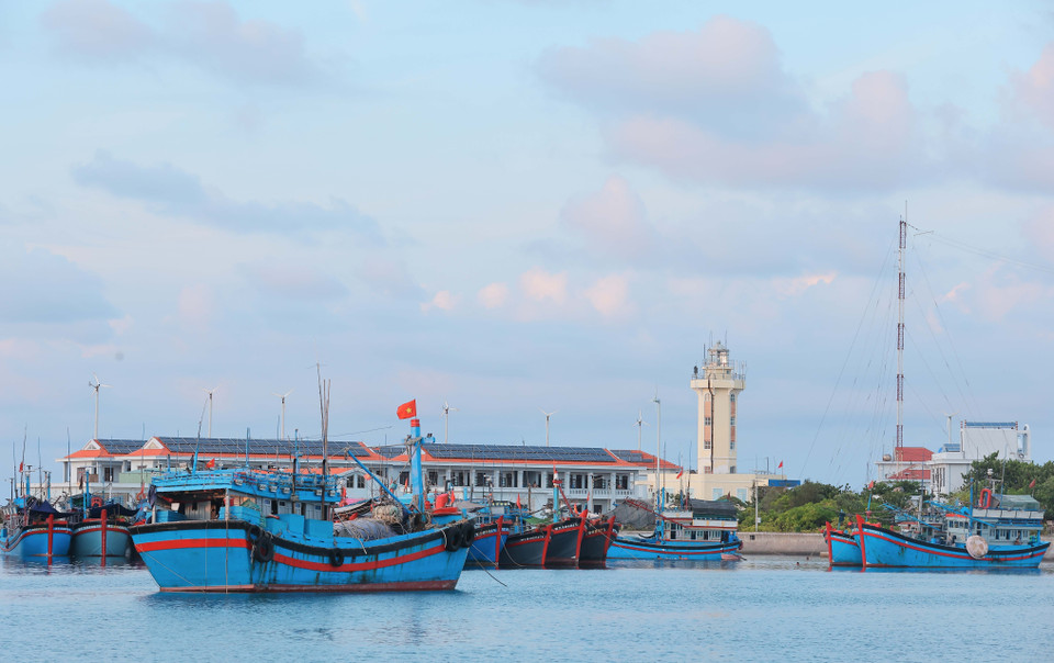 长沙岛上的灯塔帮助船员进行精确的航行和避碰，支持渔民出海捕鱼、靠海谋生。图自越通社