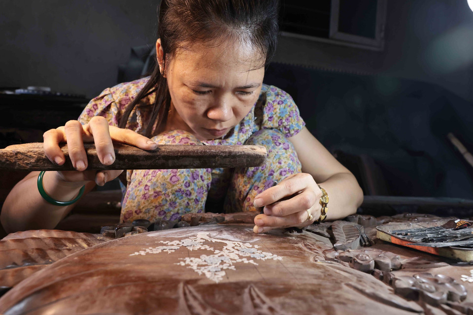 嵌贝工艺要求细致、耐心和巧妙的技艺。图自越通社