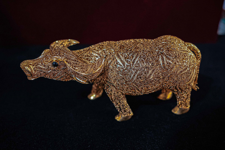 镀金水牛——由定功银饰锻制手工艺村工匠灵巧双手精心打造的精美产品。图自越通社