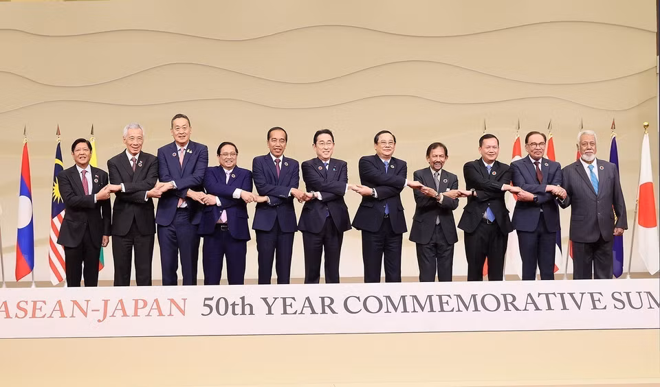越南政府总理范明政同日本首相岸田文雄和东盟各国代表团团长出席东盟-日本关系50周年纪念峰会（2023年12月，于日本东京）。图自越通社