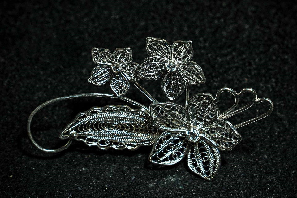 定功银饰锻制手工艺村制品拥有许多精细的图案，具有独特的特点，是其他地方无法复制的。图自越通社