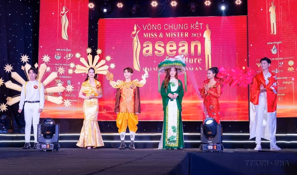 参赛选手在2023年东盟文化大使竞赛进行各国文化服装表演（2024年9月，于胡志明市）。图自越通社