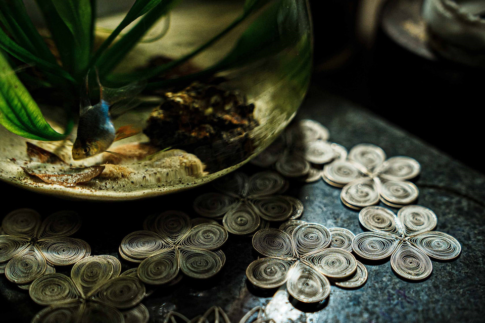 从如发丝般细小的银线，定功银饰锻制手工艺村的工匠精心打造出各种精美的花卉、树叶、植物、动物等产品，以满足市场需求。图自越通社