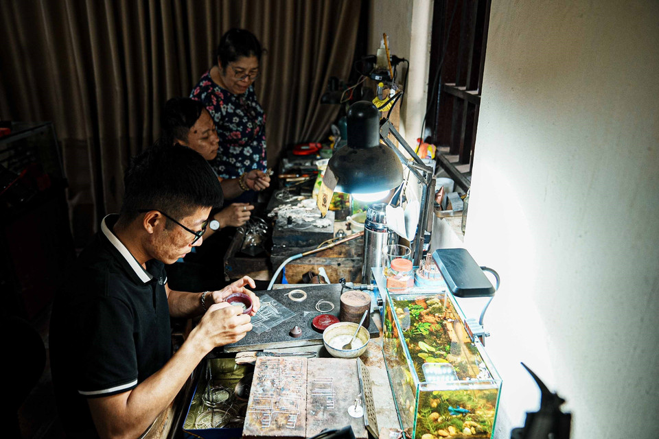 依靠才华横溢的工匠们的坚持、毅力和奉献，定功银饰锻制手工艺村的传统得以恢复、传承。图自越通社