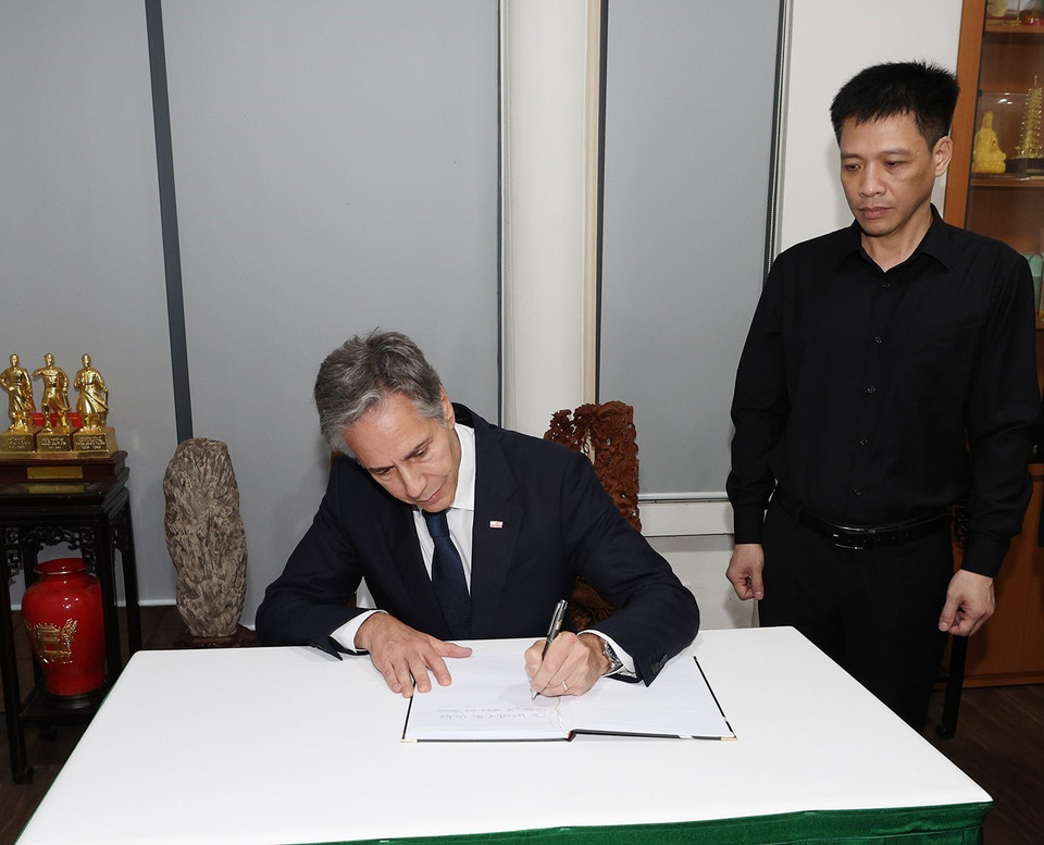 美国国务卿布林肯在吊唁簿上留言。图自越通社