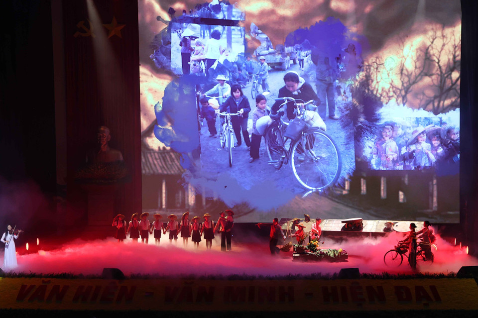 庆祝首都解放70周年的艺术表演。图自越通社