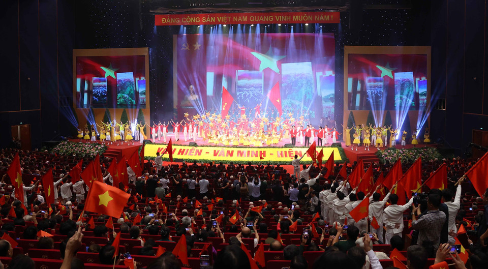 庆祝首都解放70周年的艺术表演。图自越通社