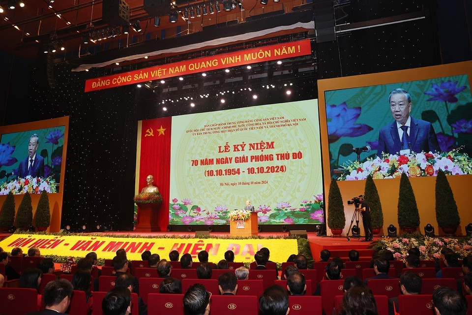 越共中央总书记、国家主席苏林代表党、国家领导在首都解放70周年纪念典礼上致辞。图自越通社