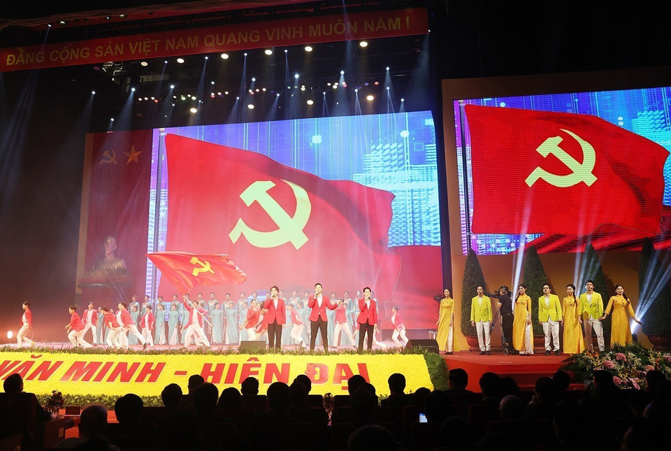 庆祝首都解放70周年的艺术表演。图自越通社