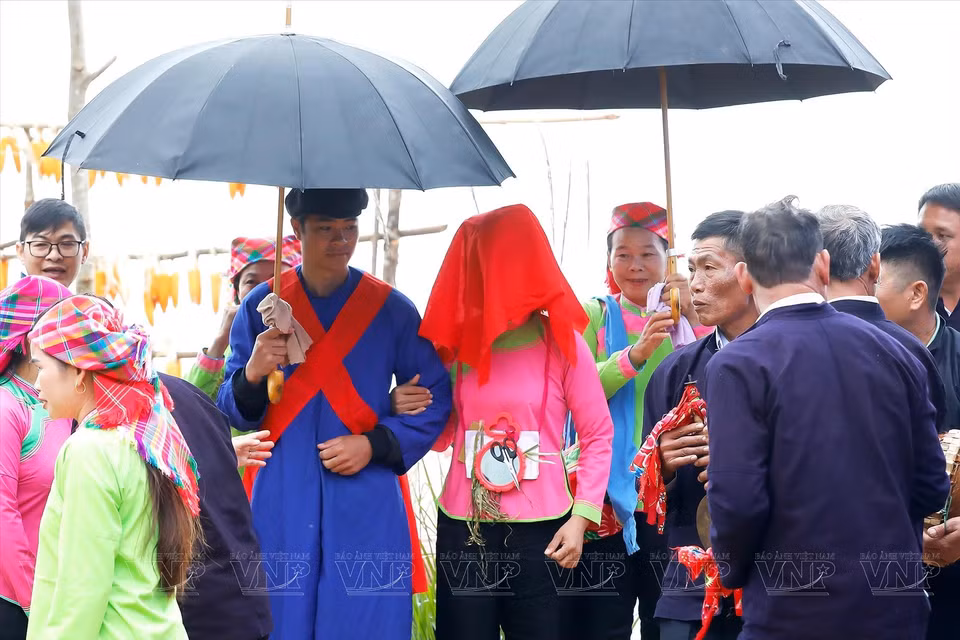 办理完迎亲手续后，小两口在欢快的音乐声中启程回家。图自越通社/越南画报