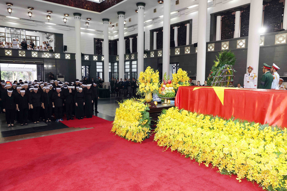 阮富仲总书记家属向阮富仲总书记敬香。图自越通社