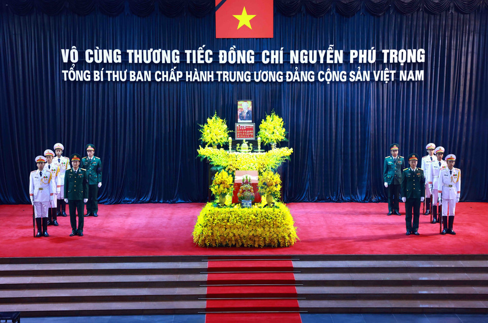 阮富仲同志的灵柩目前停放在河内市陈圣宗街五号国家殡仪馆。图自越通社