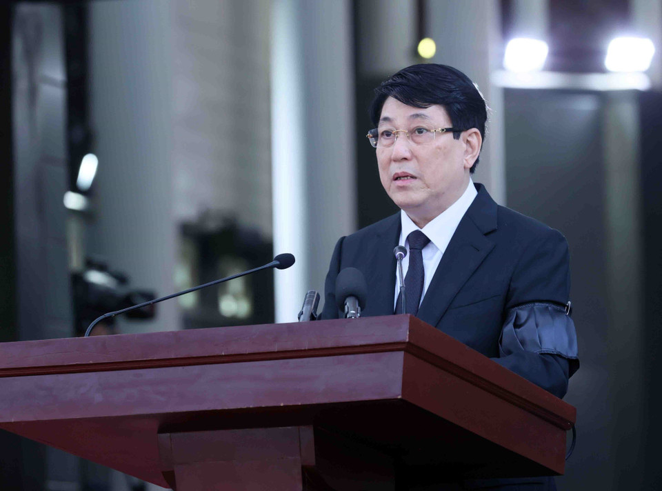 越共中央政治局委员，书记处常务书记、治丧委员会主任梁强同志宣读葬礼委员会成员和国葬仪式。图自越通社