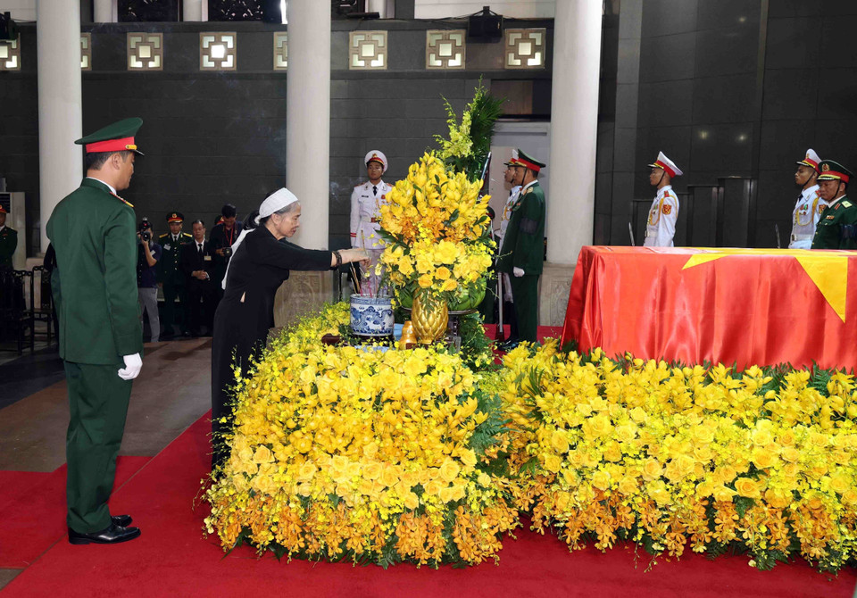阮富仲总书记夫人吴氏敏向阮富仲总书记敬香。图自越通社