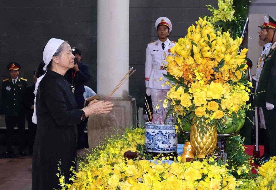 阮富仲总书记夫人吴氏敏向阮富仲总书记敬香。图自越通社