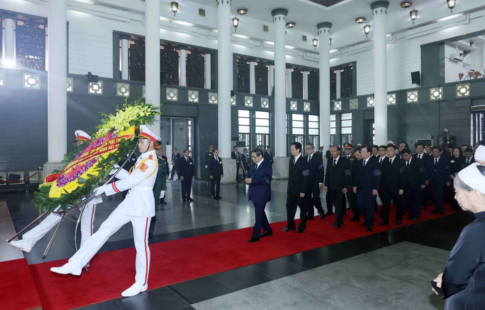 越共中央政治局委员、政府总理范明政率领政府代表团吊唁阮富仲总书记。图自越通社