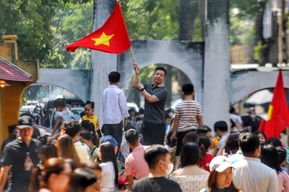 冯兴壁画空间区吸引众多市民和游客前来参观。图自越通社