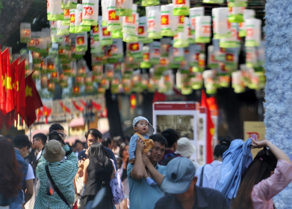 冯兴壁画空间区吸引众多市民和游客前来参观。图自越通社