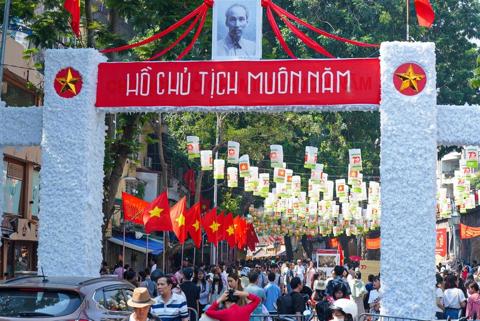 冯兴壁画空间区吸引众多市民和游客前来参观。图自越通社