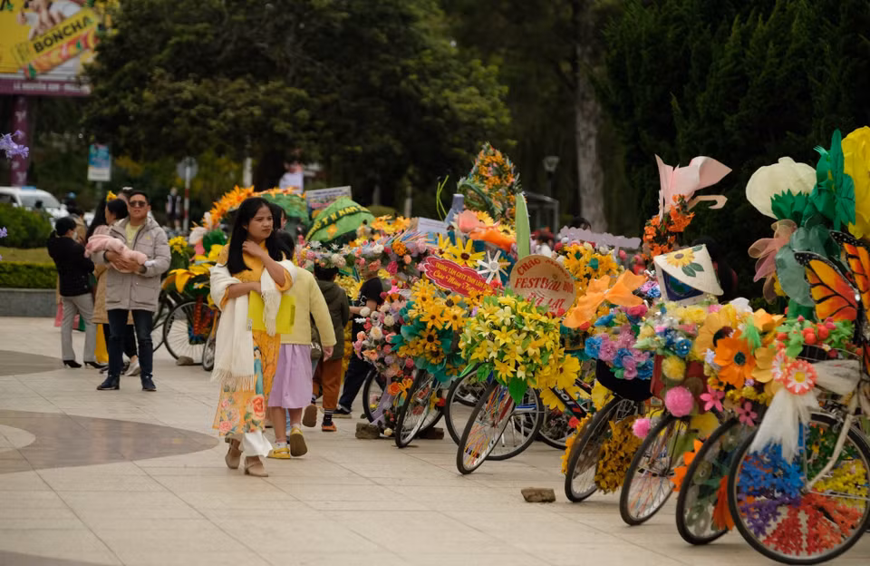 比赛结束后，参赛作品得以展示，同时还参加2024年大叻花卉节框架内的游行活动。图自越通社
