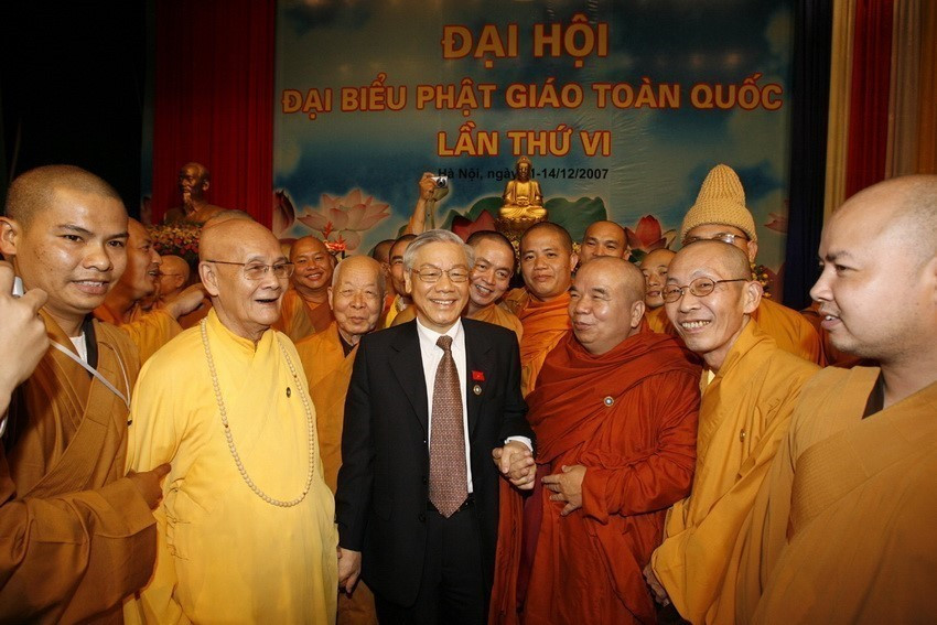 2007年12月13日，越南国会主席阮富仲与出席第六次全国佛教代表大会的代表们合影。图自越通社