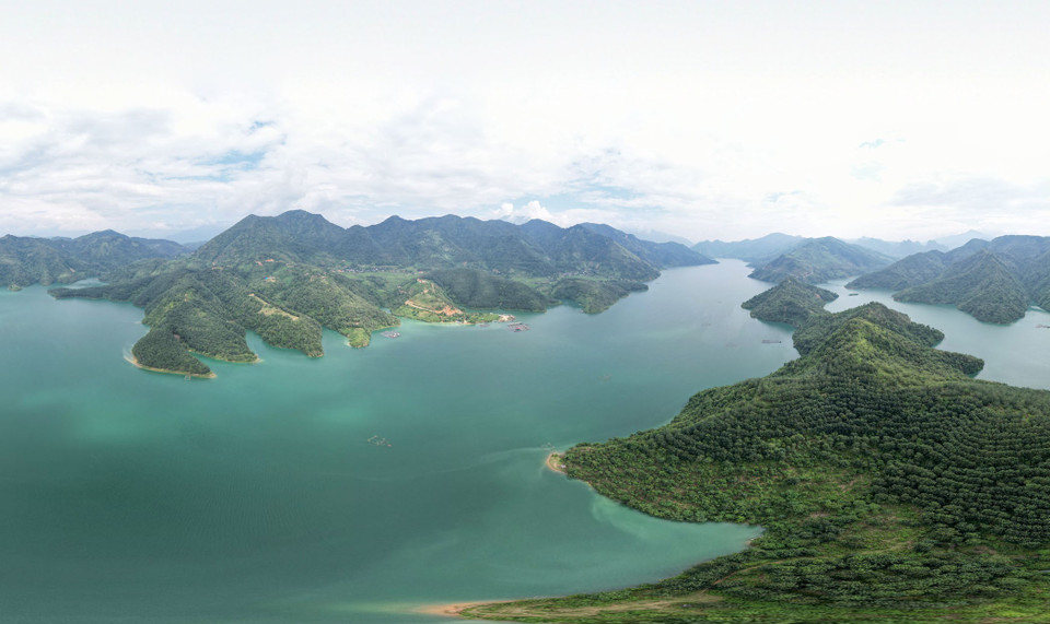 来到坡坤湾，游客将可沉浸在雄伟壮观而荒野的自然景色。图自越通社