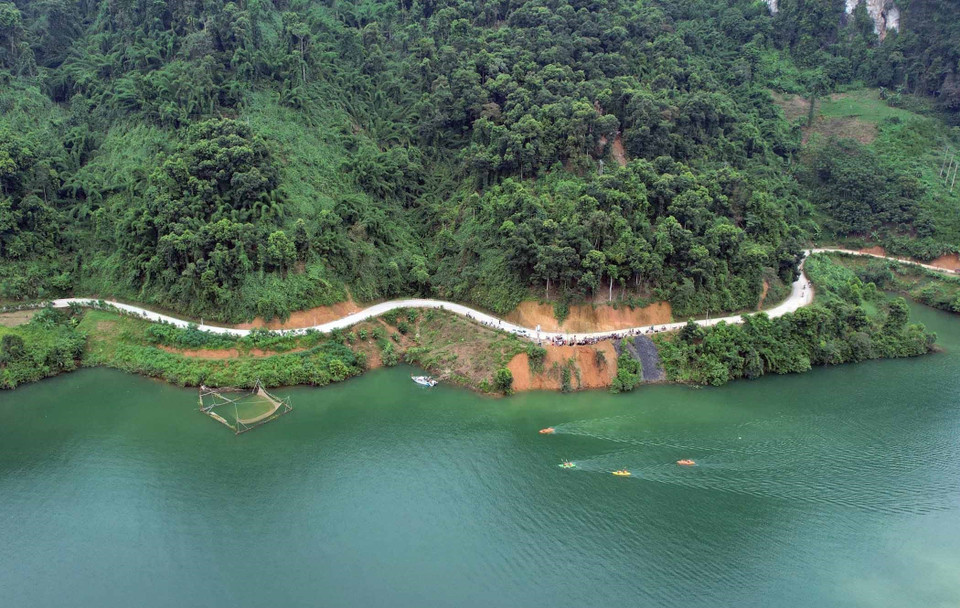 游客可以沿着环绕着植被丰富的山坡的蜿蜒道路行驶，前往坡坤湾。图自越通社