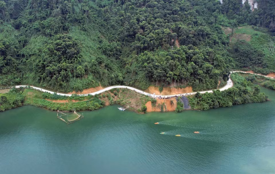 游客可以沿着环绕着植被丰富的山坡的蜿蜒道路行驶，前往坡坤湾。图自越通社