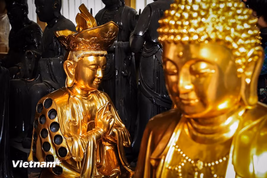 精美的镀金佛像产品。图自Vietnam+