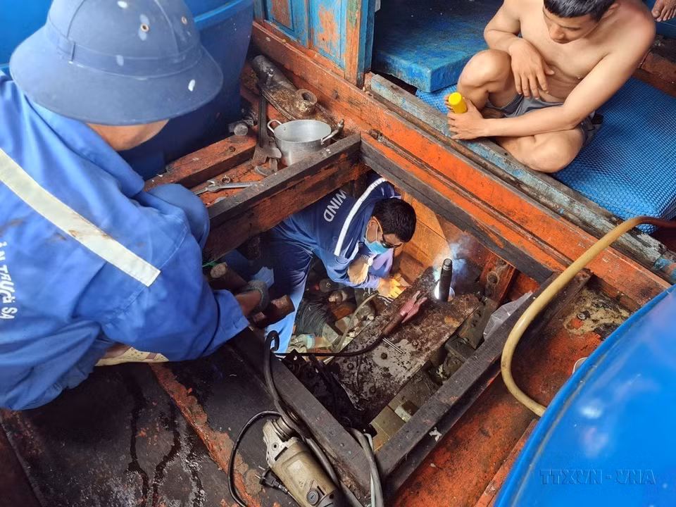 越南海军军种129号海团为发生事故的QNg-96279TS号渔船提供帮助。图自越通社