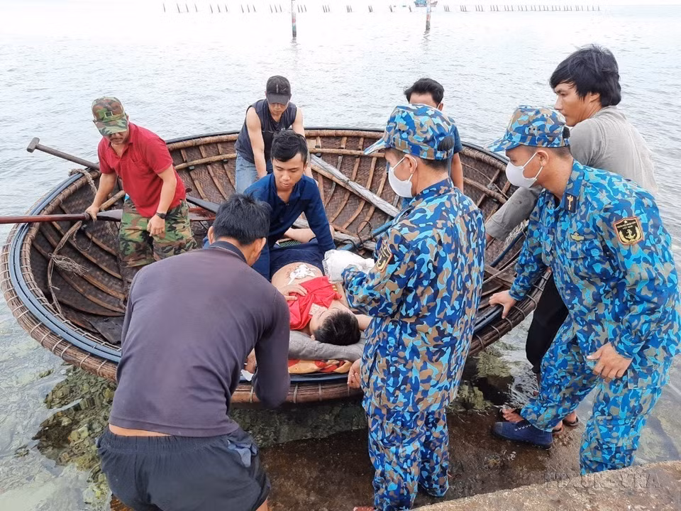 越南海军军种海军第四区司令部146旅仙女岛军医力量在长沙海域上为一名渔民进行紧急救治。图自越通社