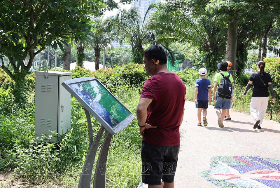 游客参观和探索户外天文公园。图自越通社/越南画报