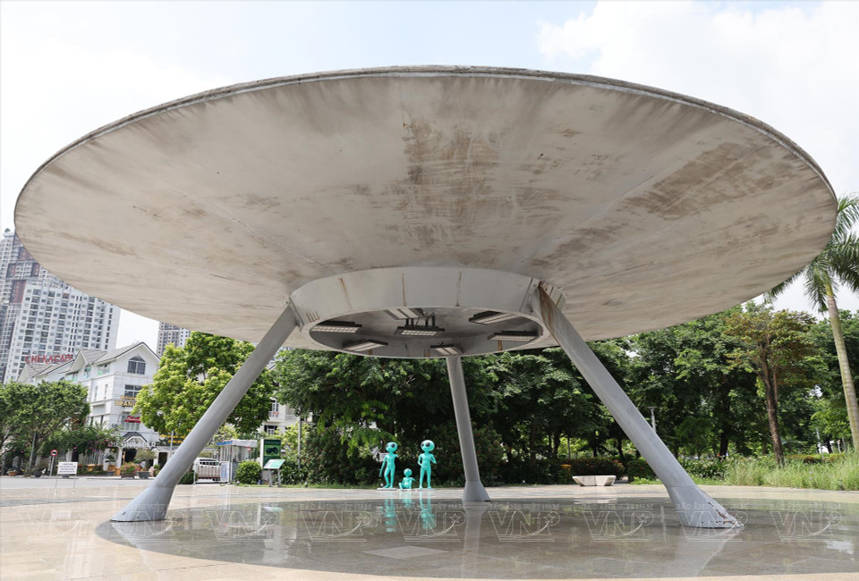 在外星人广场上摆放着独特的不明飞行物模型。图自越通社/越南画报