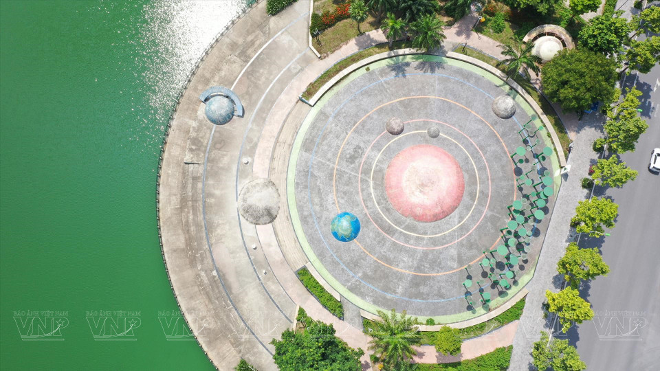 太阳系广场全景，这里安放着一个信息指示牌，让游客更容易了解太阳系中的所有行星。图自越通社/越南画报
