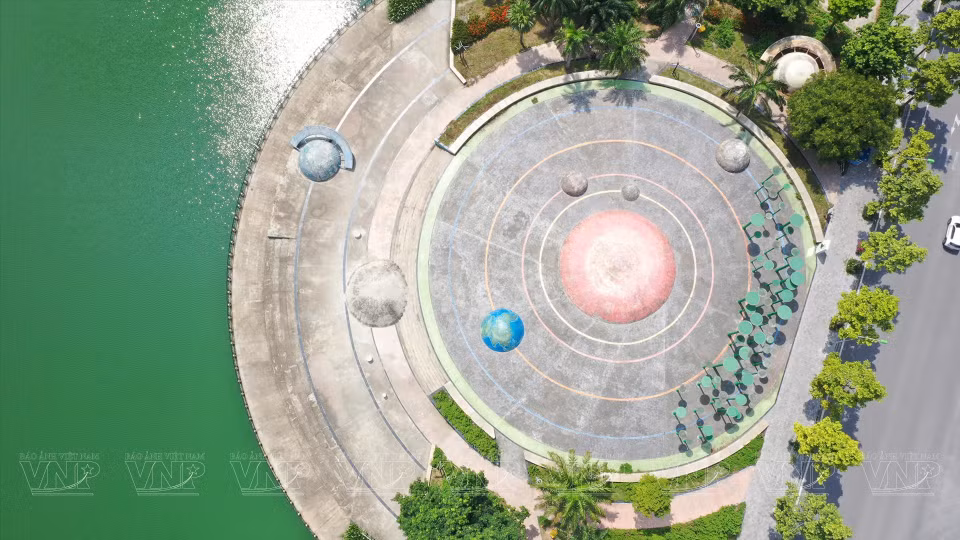 太阳系广场全景，这里安放着一个信息指示牌，让游客更容易了解太阳系中的所有行星。图自越通社/越南画报
