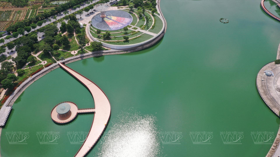 同样引人入胜的是那座连接黄道广场与科学家雕像园的月光桥。图自越通社/越南画报