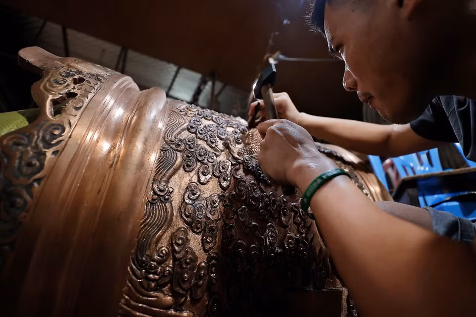 所有生产工序都是手工制作的，要求五舍坊工匠必须具备高超的技艺，才能确保产品的质量。图自越通社