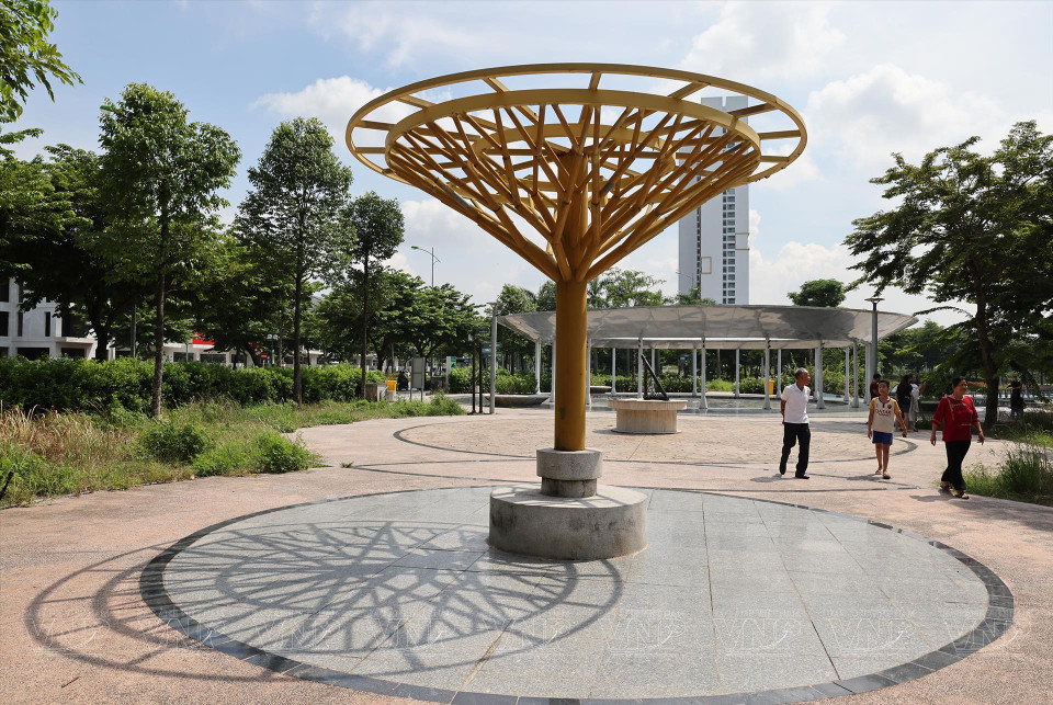 游客参观和探索户外天文公园。图自越通社/越南画报