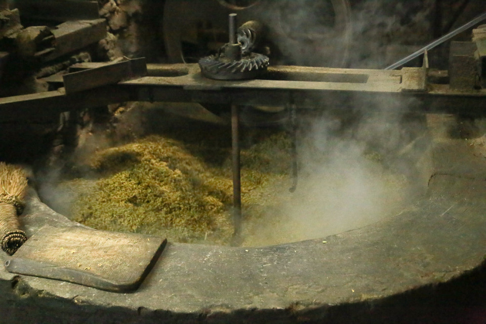 扁米用小火不断翻炒，一般要用铸铁炒锅，扁米才不会烧焦，柔软而清香。图自越通社