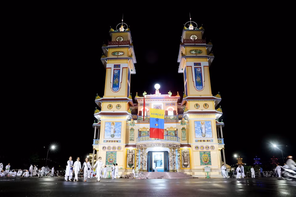 以近100个大小建筑工程，西宁省高台圣座被评为高台教的最大圣地，吸引数百万名游客参观游览和教徒前来朝圣朝拜。图自越通社