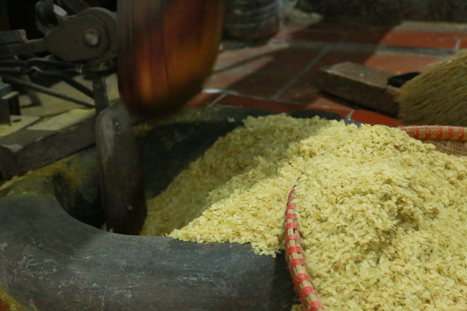 扁米在机械臼中捣制。图自越通社