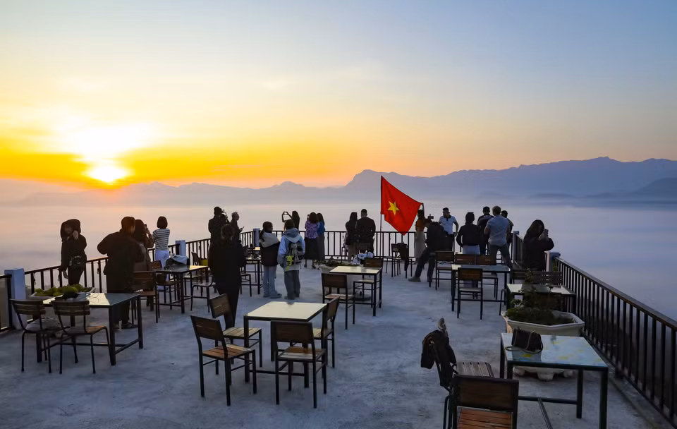 当地居民在曾怪 山口顶端上建起一家绝美户外景的咖啡馆。图自越通社