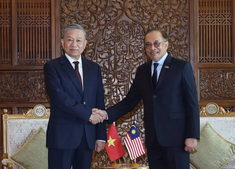 越共中央总书记苏林与马来西亚总理安瓦尔·易卜拉欣合影。图自越通社