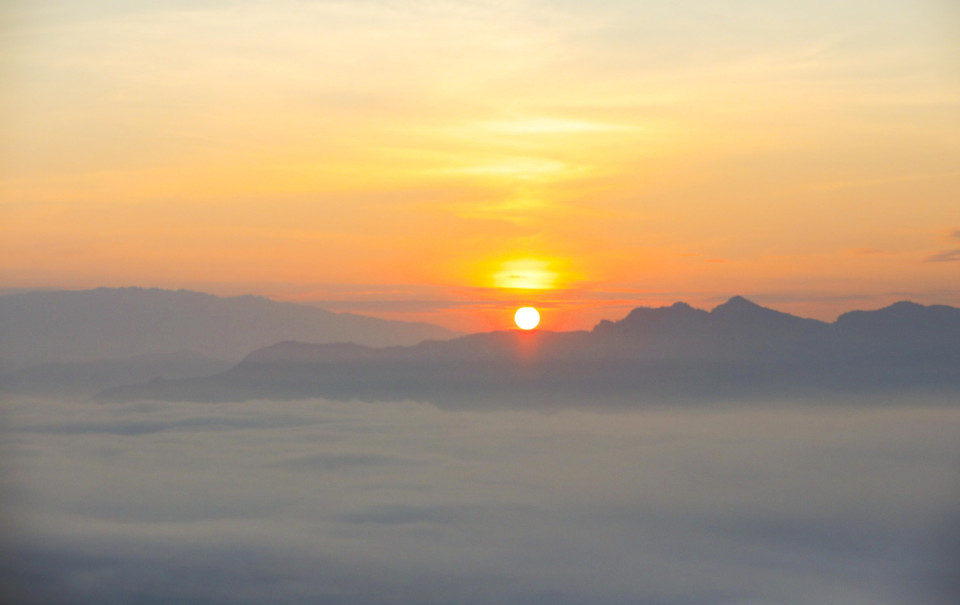 曾怪山口上的黎明景象。图自越通社