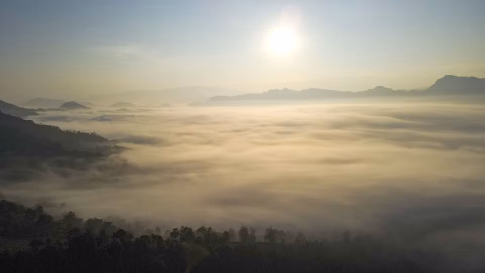 孟昂县昂诺山谷铺满一层层的白云，勾勒出如梦如幻的仙境般的景象。图自越通社