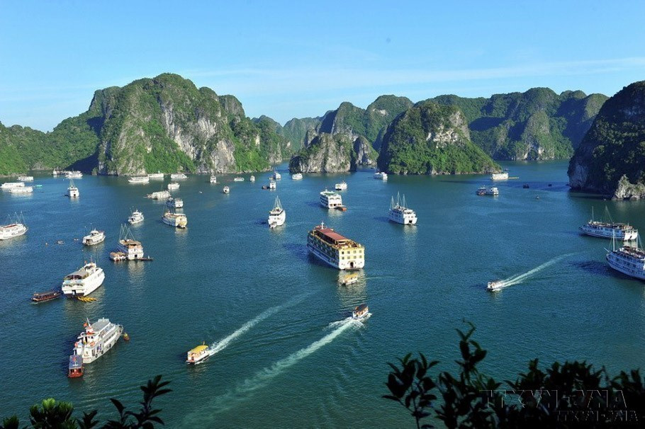 2000年12月2日,下龙湾因其独特的建造历史和喀斯特地质地貌而第二次被联合国教科文组织公认为世界遗产。图自越通社
