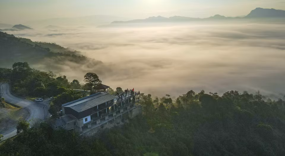 越南奠边省曾怪山口如诗如画的云海。图自越通社