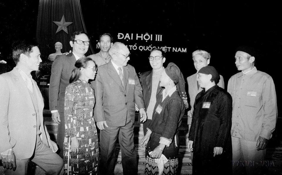 越南国务理事会主席武志功同志会见越南祖国阵线第三次全国代表大会与会代表（1988年11月2日至4日）。图自越通社