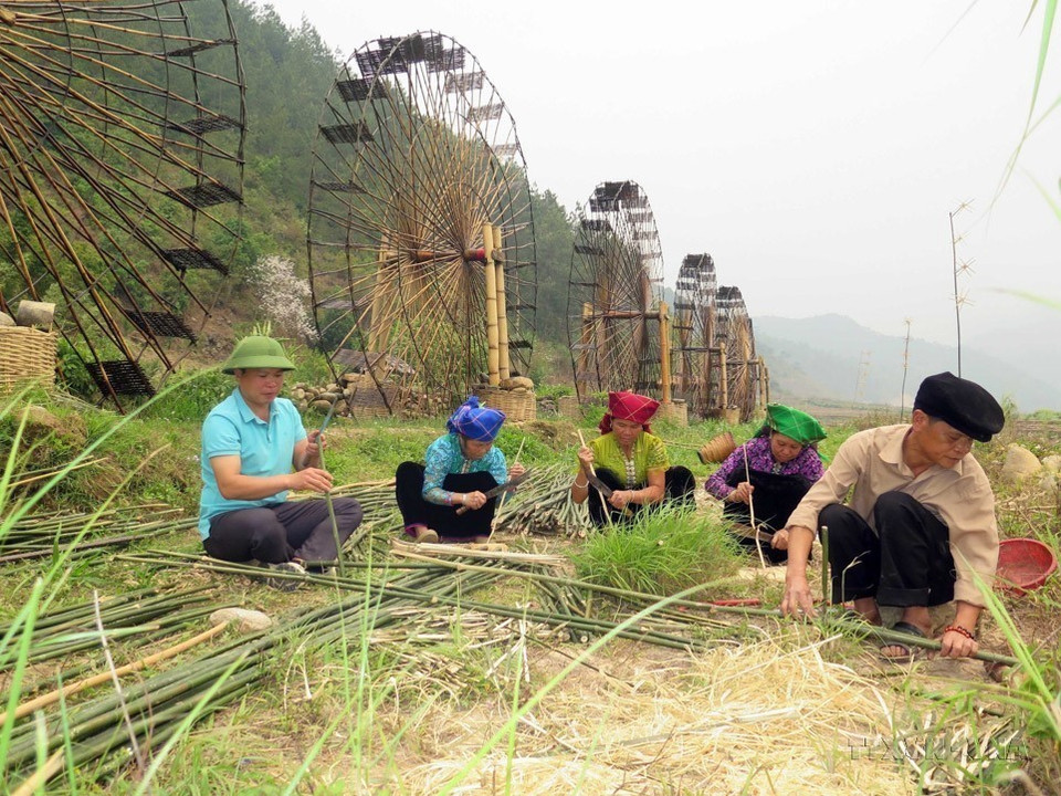 山罗省芒罗县玉战新农村村民准备材料建设水车，以大力促进当地旅游发展。图自越通社
