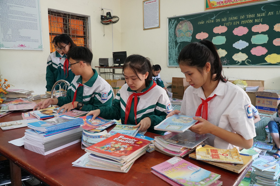 义安省学生本着相亲相爱精神，为广平省和河静省洪涝地区的受困学生捐赠书本和学习用品。图自越通社